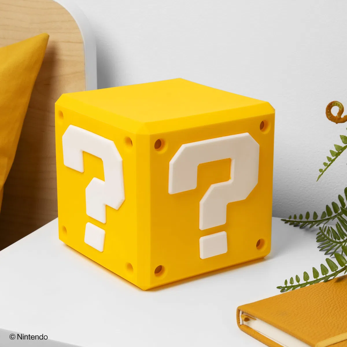 Paladone Lampada Super Mario Blocco SquishyGlo – Luce notturna LED in silicone ricaricabile, prodotto ufficiale Nintendo