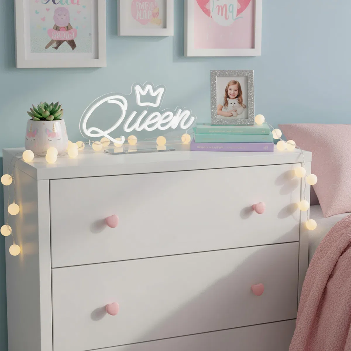 Baroni Home Lampada Queen, Lampada LED Decorativa Effetto Neon con Scritta Queen, Luce da Tavolo Rosa con Cavo USB 1,8m, Perfetta per Soggiorno, Cameretta e Atmosfera, 35x8x19 cm