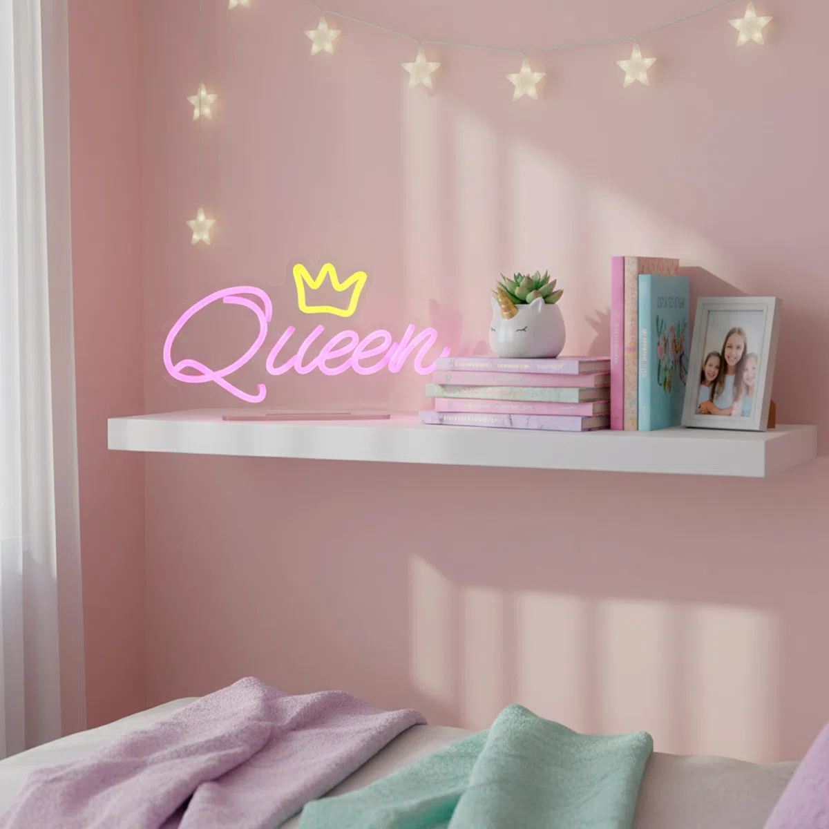Baroni Home Lampada Queen, Lampada LED Decorativa Effetto Neon con Scritta Queen, Luce da Tavolo Rosa con Cavo USB 1,8m, Perfetta per Soggiorno, Cameretta e Atmosfera, 35x8x19 cm