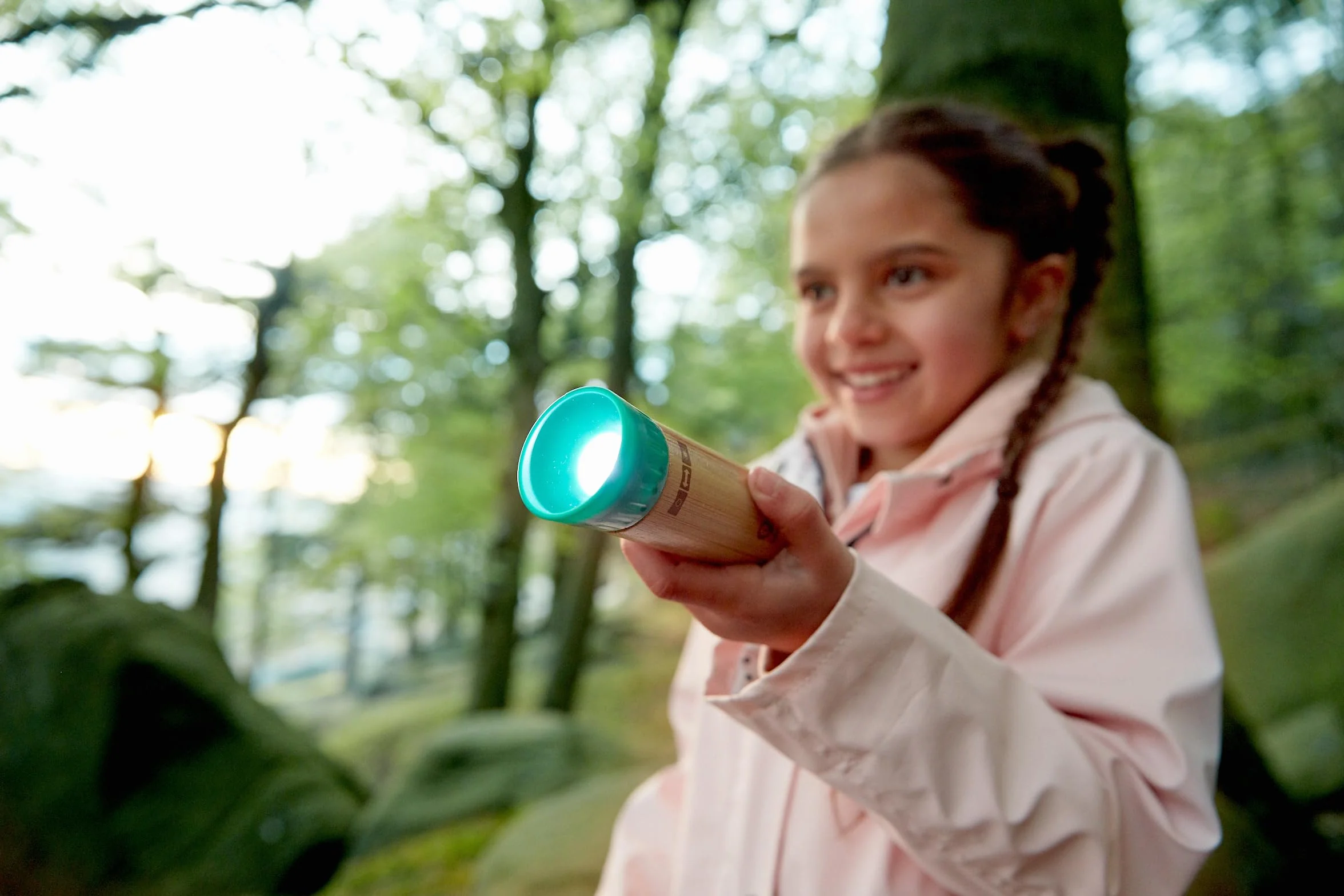 Hape Nature Fun - Torcia alimentata a mano: genera energia pulita tirando l’anello - Pila in bambù e bioplastica 4+ senza batterie