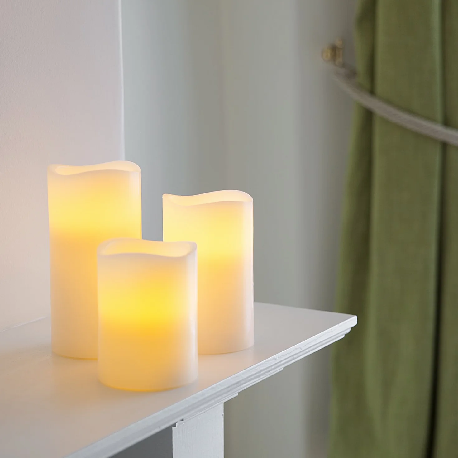 Lights4fun Set di 3 Candele LED Senza Fiamma in Vera Cera con LED Bianco Caldo a Pile per Uso in Interni